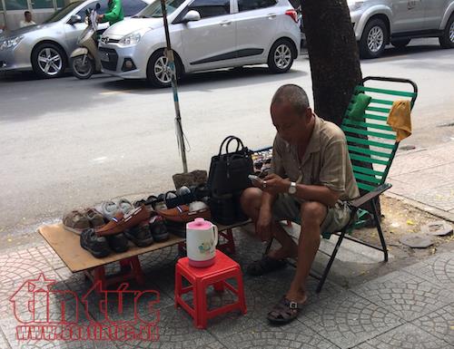 TP Hồ Chí Minh: Vắng bóng lực lượng chức năng, vỉa hè quận 1 ‘đâu lại vào đấy’ - Ảnh 2.