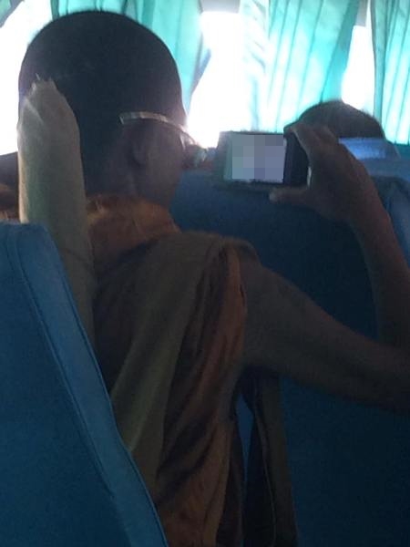 Thái Lan: Mặc áo nhà sư, công khai xem phim khiêu dâm trên xe khách - Ảnh 1.