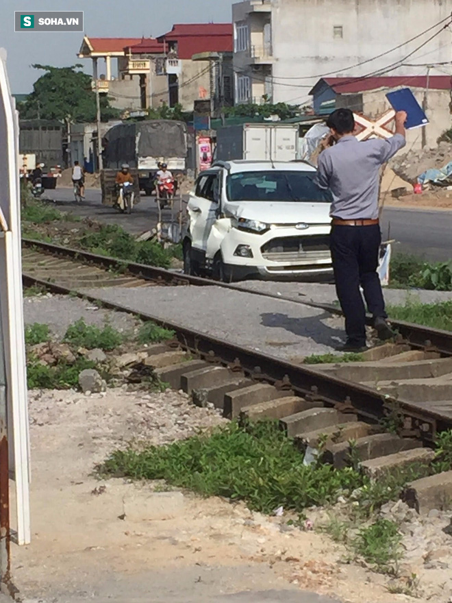 Quảng Ninh: Bị tàu hỏa tông, ô tô 4 chỗ bẹp dúm một bên - Ảnh 1.