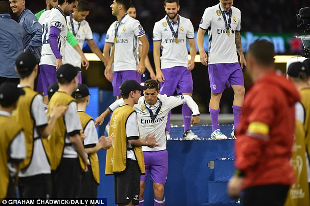 Hài Hước: Ronaldo nhăn mặt kêu đau vì chơi trội khi ăn mừng - Ảnh 1.