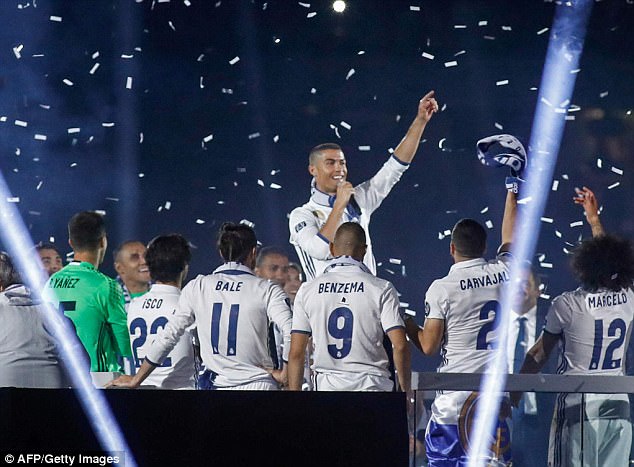 Ronaldo trình làng kiểu tóc chưa từng thấy; fan Real nêm kín đường phố Madrid - Ảnh 14.