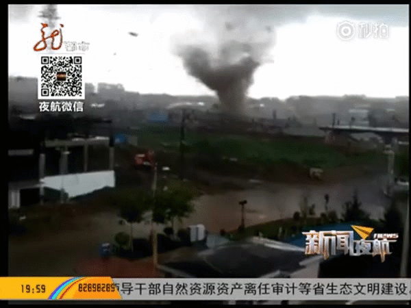 Trung Quốc: Lốc xoáy kinh hoàng cuốn phăng hàng trăm nóc nhà - Ảnh 2.