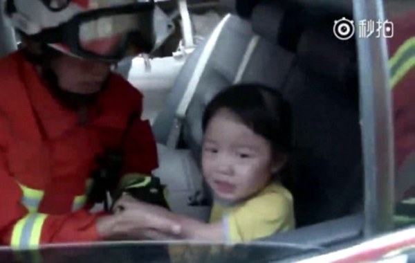 Cảnh báo sự cố dễ xảy ra với trẻ: Bé gái khóc thét vì bị kẹt tay vào khe cửa kính ô tô - Ảnh 3.