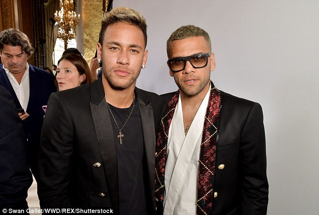 Neymar, Alves thể hiện phong thái siêu mẫu khi đi catwalk ở Tuần lễ thời trang Paris - Ảnh 2.