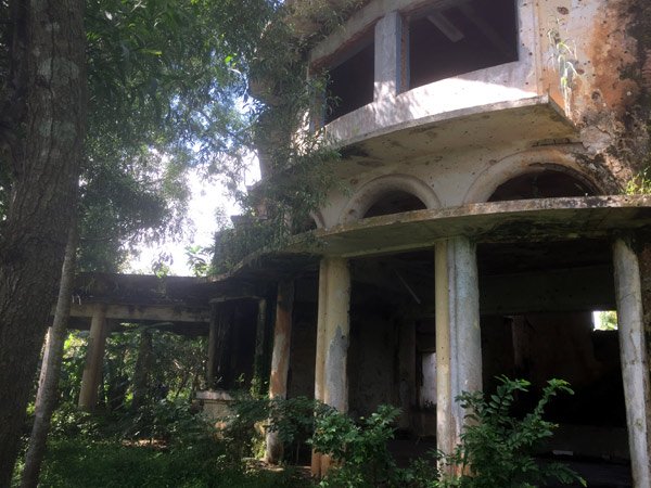 Bên trong biệt thự kiểu Pháp bị bỏ hoang hơn 40 năm ở Đồng Nai - Ảnh 2.