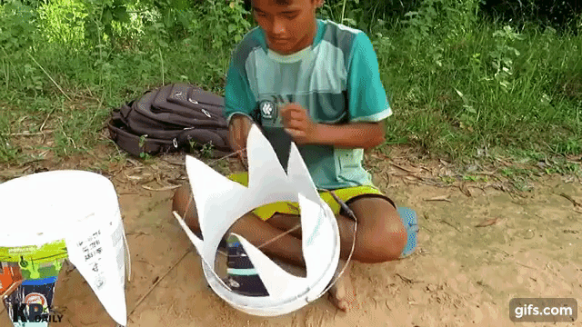 Cậu bé sáng tạo chỉ dùng 1 thùng nhựa mà có thể bẫy cả... cá sấu! - Ảnh 3.