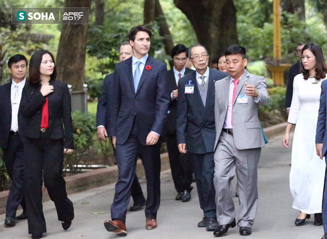 Thủ tướng Canada Justin Trudeau thăm Nhà sàn Bác Hồ và cho cá ăn - Ảnh 2.