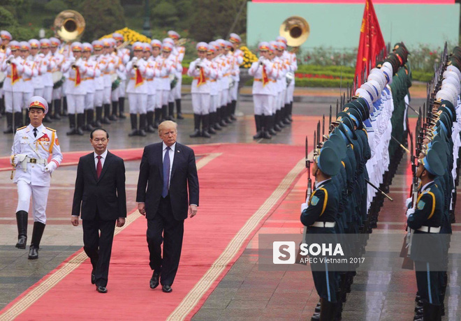 [LIVE] Tổng thống Donald Trump đứng trang nghiêm khi quân nhạc cử quốc thiều Mỹ tại Phủ chủ tịch - Ảnh 7.