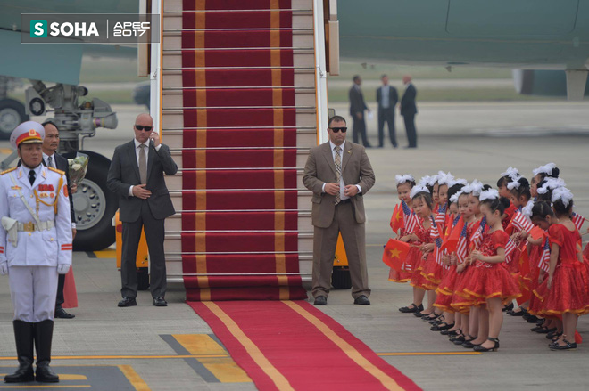 [CẬP NHẬT] Tổng thống Donald Trump vẫy chào từ chuyên cơ Air Force One, lên đường rời Việt Nam - Ảnh 2.