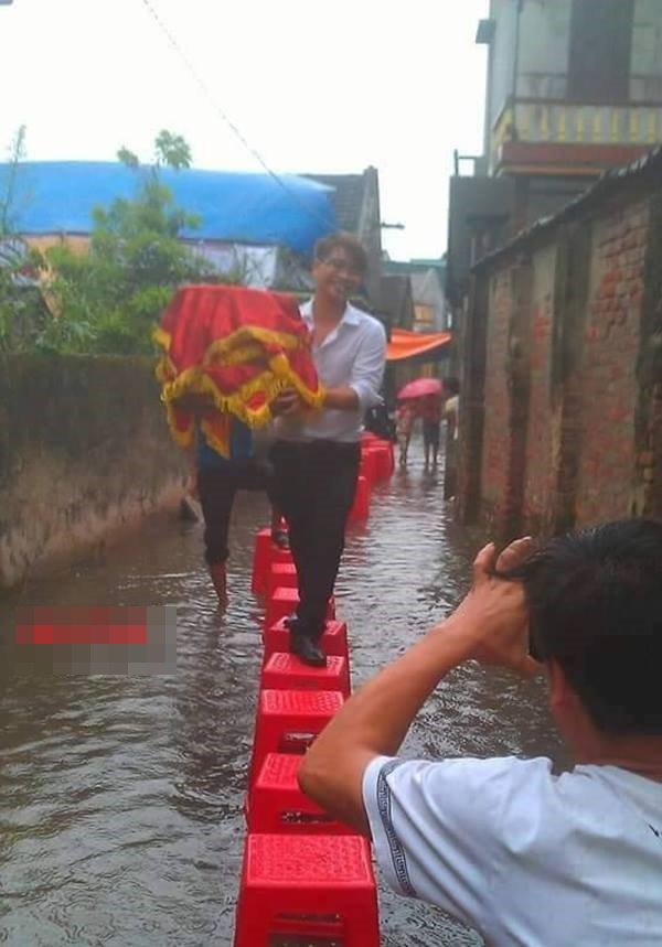 Hình ảnh các đám cưới trong ngày mưa bão khiến người ta chạnh lòng  - Ảnh 4.