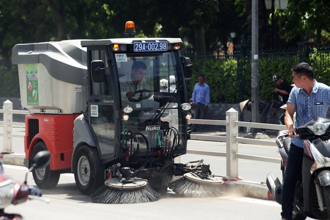 Hà Nội sẽ dùng 140 xe hút rác để tiết kiệm 70 tỷ đồng tưới đường mỗi năm - Ảnh 1.