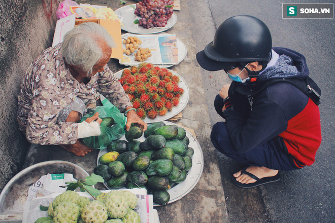 Xót xa cụ bà 86 tuổi ngày ngày vượt gần 120km đi bán hoa quả giữa Sài Gòn nuôi con bị bệnh - Ảnh 7.