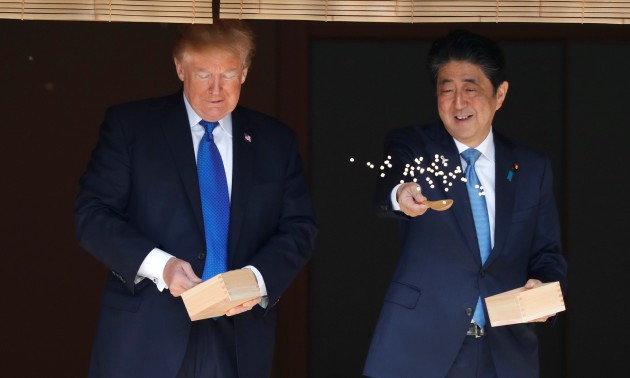Tổng thống Trump gặp Nhật hoàng và cùng Thủ tướng Abe cho cá ăn - Ảnh 6.
