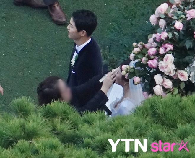 [TRỰC TIẾP TỪ HÀN QUỐC] Siêu đám cưới Song Hye Kyo - Song Joong Ki: Cô dâu chú rể tươi rói bên dàn khách mời hạng A - Ảnh 38.