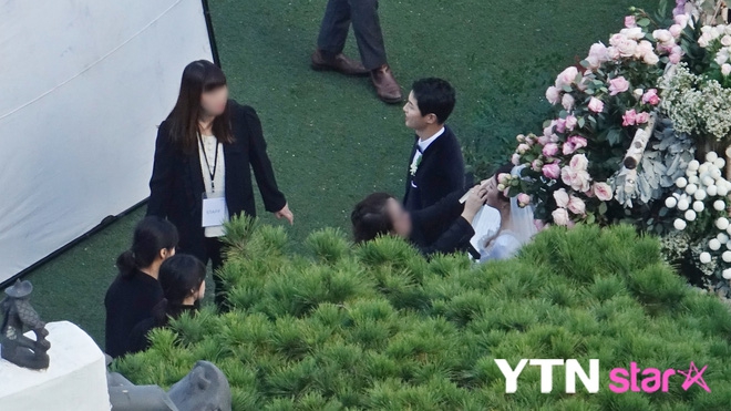[TRỰC TIẾP TỪ HÀN QUỐC] Siêu đám cưới Song Hye Kyo - Song Joong Ki: Cô dâu chú rể tươi rói bên dàn khách mời hạng A - Ảnh 37.