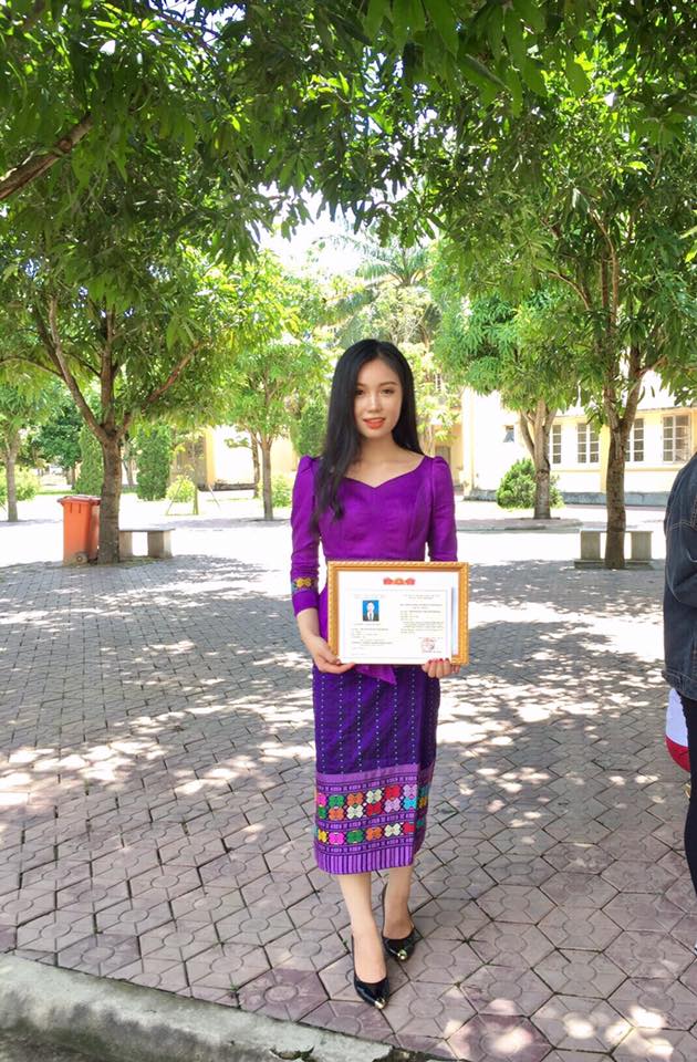 Cô gái xinh đẹp người Lào hạnh phúc vì được mạng xã hội Việt quan tâm - Ảnh 1.