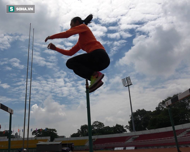 Cô gái vàng tìm được mẹ trên đường chạy không cần quan tâm đến đối thủ ở SEA Games - Ảnh 4.