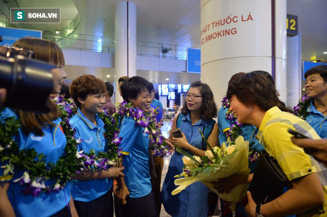 Vừa xuống sân bay, HLV Mai Đức Chung giải thích luôn về tin đồn ăn uống - Ảnh 13.