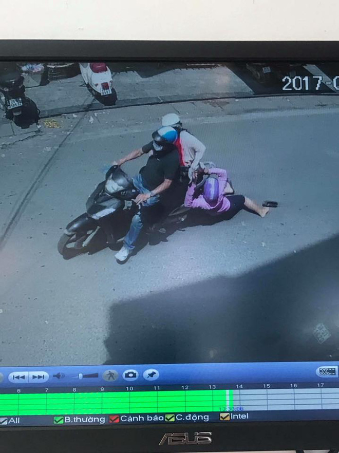 Clip: Người phụ nữ bị đ&aacute;nh, cướp xe m&aacute;y ngay trước cửa nh&agrave; - Ảnh 2.