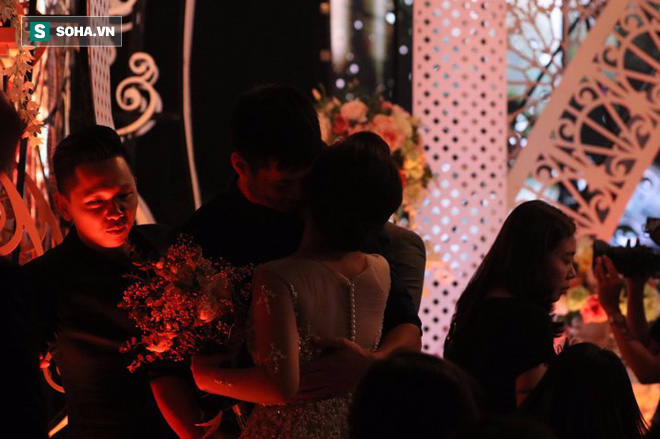 VTV Awards 2017: Bảo Thanh và chồng có cử chỉ thân mật khi vừa nhận giải Nữ diễn viên ấn tượng - Ảnh 3.