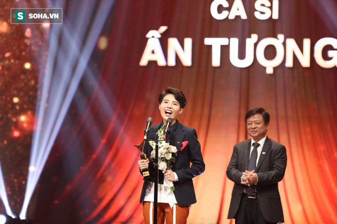 VTV Awards 2017: Bảo Thanh và chồng có cử chỉ thân mật khi vừa nhận giải Nữ diễn viên ấn tượng - Ảnh 5.