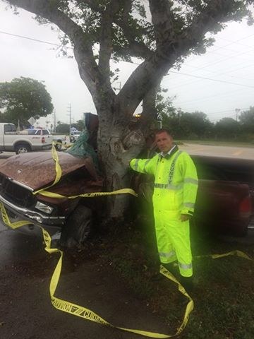 Bão Irma gây tai nạn thương tâm đầu tiên ở Florida: Xe hơi mất lái, quấn chặt vào gốc cây - Ảnh 1.