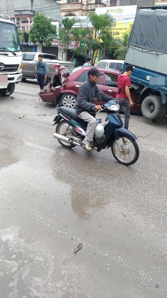 Hình ảnh vụ tai nạn ở Bắc Ninh khiến người chứng kiến hoảng hốt - Ảnh 1.