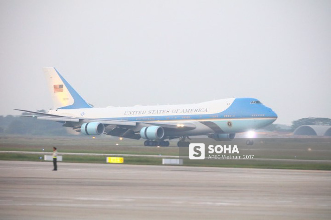 [LIVE] Chuyên cơ Air Force One chở tổng thống Mỹ Donald Trump đã hạ cánh xuống sân bay Nội Bài - Ảnh 1.