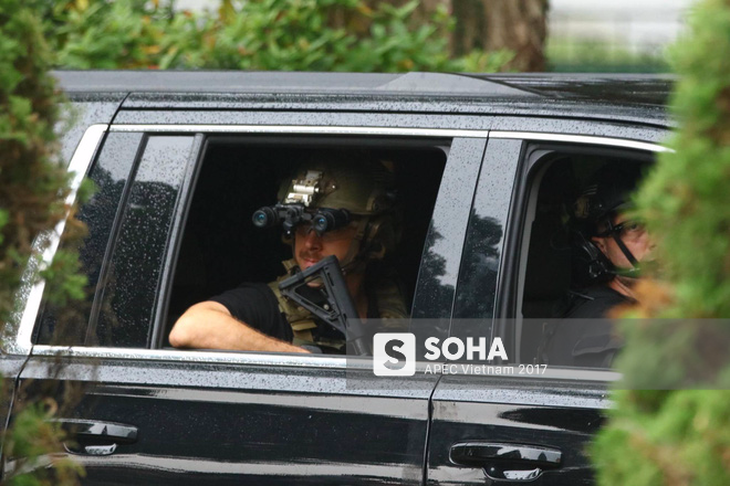 [ẢNH] Cận cảnh đặc vụ Mỹ mang súng tiểu liên ngồi trong xe hộ tống Tổng thống Trump ở Hà Nội - Ảnh 8.