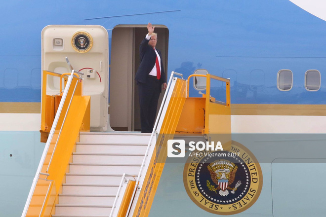 Tổng thống Donald Trump đã về đến khách sạn tại trung tâm Hà Nội, vẫy tay chào người dân - Ảnh 3.