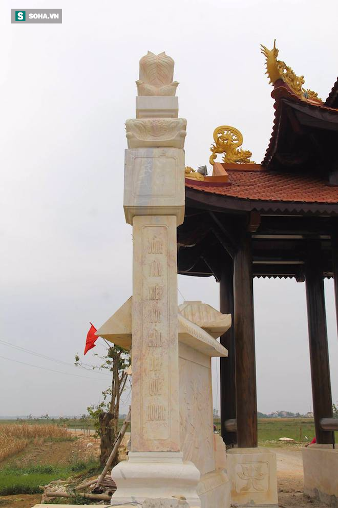 Cận cảnh cổng làng hơn 4 tỷ đồng làm từ gỗ quý ở Nghệ An - Ảnh 3.