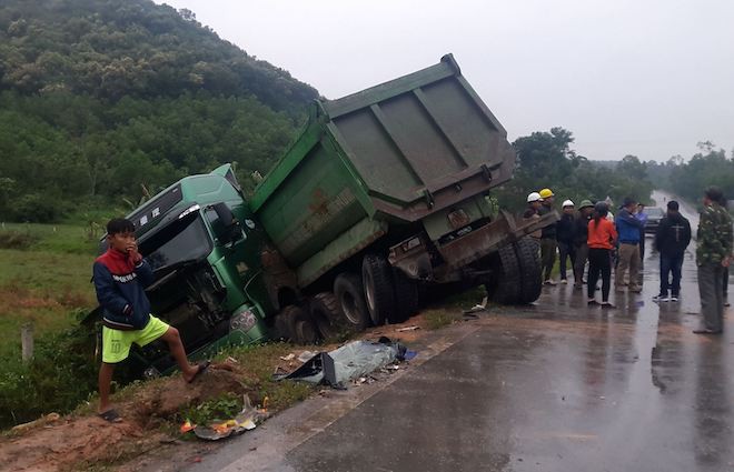 Xe đầu kéo mất lái tông trực diện xe khách, nhiều người bị thương - Ảnh 5.