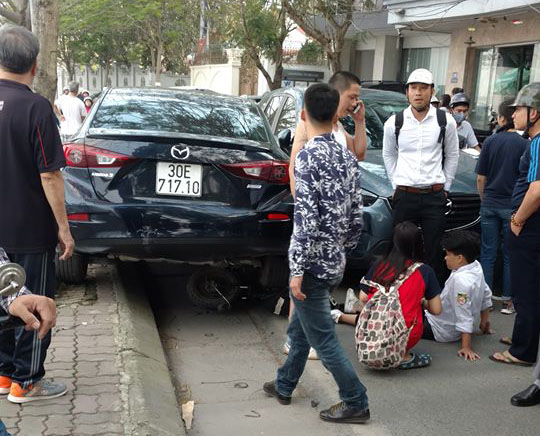 Hà Nội: Ô tô mất lái đâm hàng loạt phương tiện đi ngược chiều - Ảnh 1.