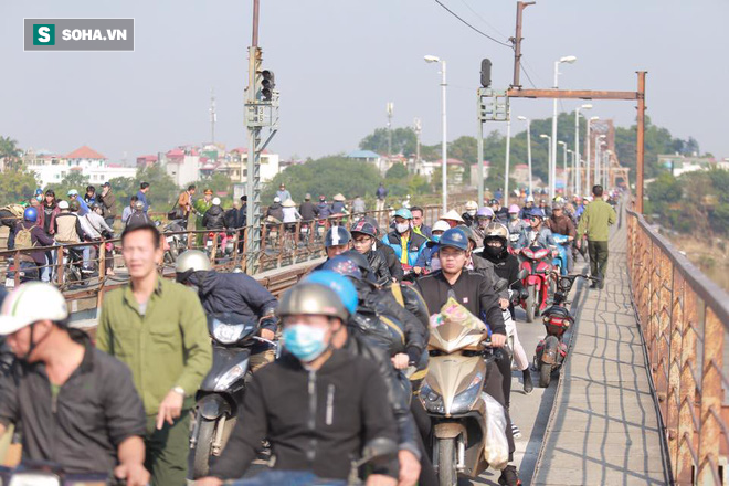 Quả bom vừa tháo gỡ được đưa an toàn lên xe, trong đêm sẽ chuyển ra khỏi thành phố - Ảnh 20.