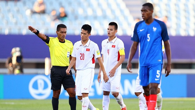 Lá chắn thép U20 Việt Nam: Từ chiếc thẻ đỏ tại World Cup tới món quà của HLV Hữu Thắng - Ảnh 2.