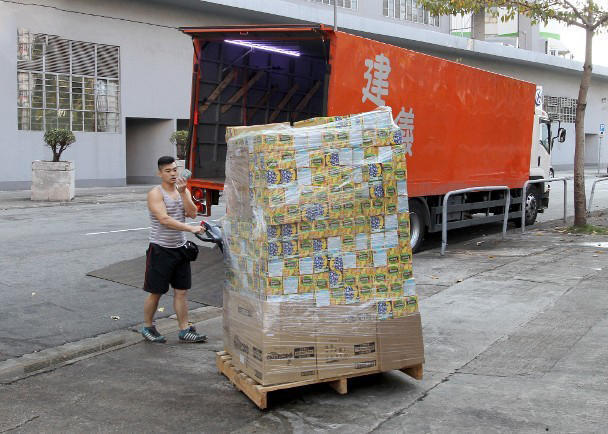 Bị vứt ngoài bãi rác, 42.000 gói snack khoai tây hết hạn sử dụng được người dân lấy sạch - Ảnh 3.
