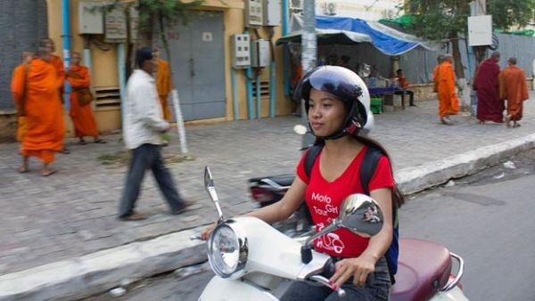 Những cô gái làm nghề xe ôm ở Campuchia - Ảnh 3.