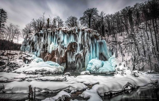 Chùm ảnh: Vẻ đẹp mê hoặc của những thác nước đóng băng trắng xóa ở cộng hòa Croatia - Ảnh 2.