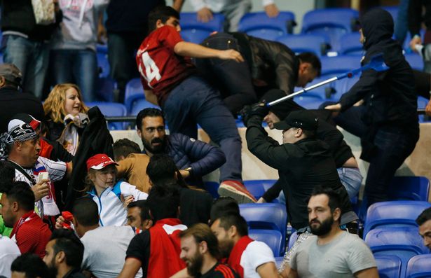 CĐV chạy tán loạn dưới sân sau màn bạo động kinh hoàng ở Europa League - Ảnh 4.