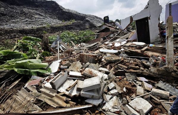 Núi rác cao 90 mét bất ngờ sụt lở khiến hơn 100 căn nhà bị vùi lấp, 16 người tử vong - Ảnh 3.