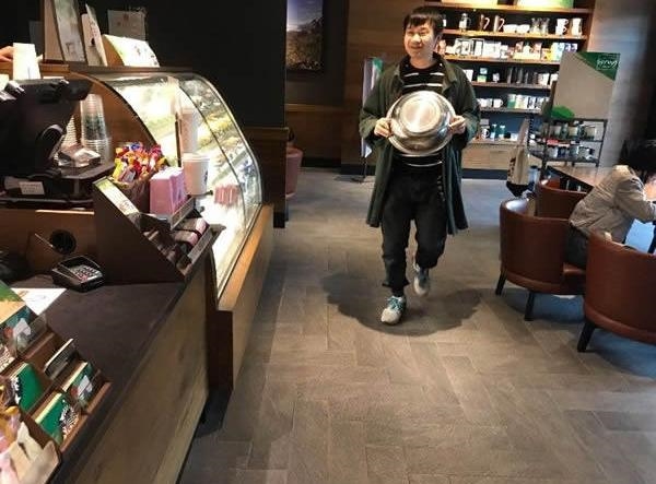 Cà phê Starbucks giảm giá, người Trung Quốc hò nhau xách xô, chậu đi mua - Ảnh 3.