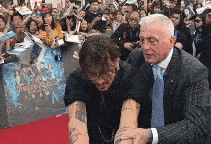 Tài tử Johnny Depp bị quản lý kéo văng trên thảm đỏ vì ký tên cho fan - Ảnh 3.