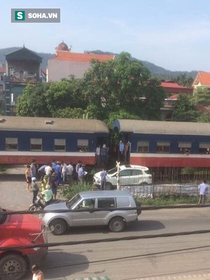 Quảng Ninh: Bị tàu hỏa tông, ô tô 4 chỗ bẹp dúm một bên - Ảnh 2.