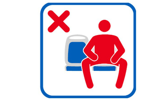 Cấm ngồi dạng chân - Quy định mới chuẩn bị ban hành dành cho người đi xe buýt - Ảnh 1.
