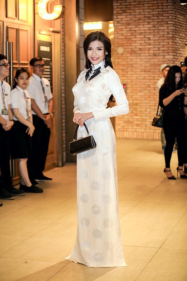 Bà xã Lương Thế Thành khoe vẻ đẹp dịu dàng với áo dài truyền thống - Ảnh 6.