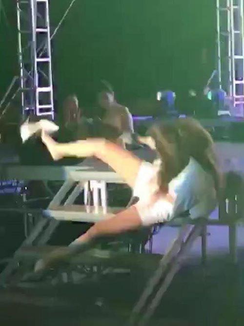 [Video] Nữ ca sĩ mặc gợi cảm, ngã nhào trước khán giả khi đang diễn - Ảnh 4.