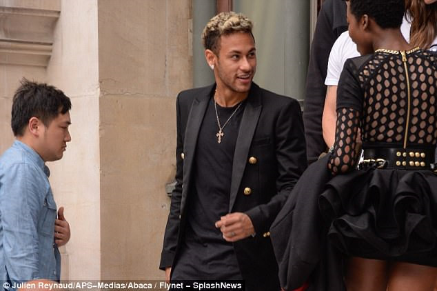 Neymar, Alves thể hiện phong thái siêu mẫu khi đi catwalk ở Tuần lễ thời trang Paris - Ảnh 4.