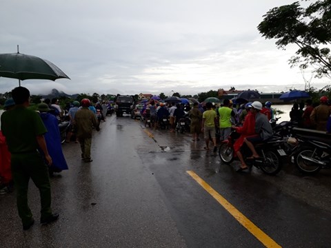 Video: Sau mưa lớn người dân Thanh Hóa kéo nhau đi bắt cá ven đường Hồ Chí Minh - Ảnh 4.