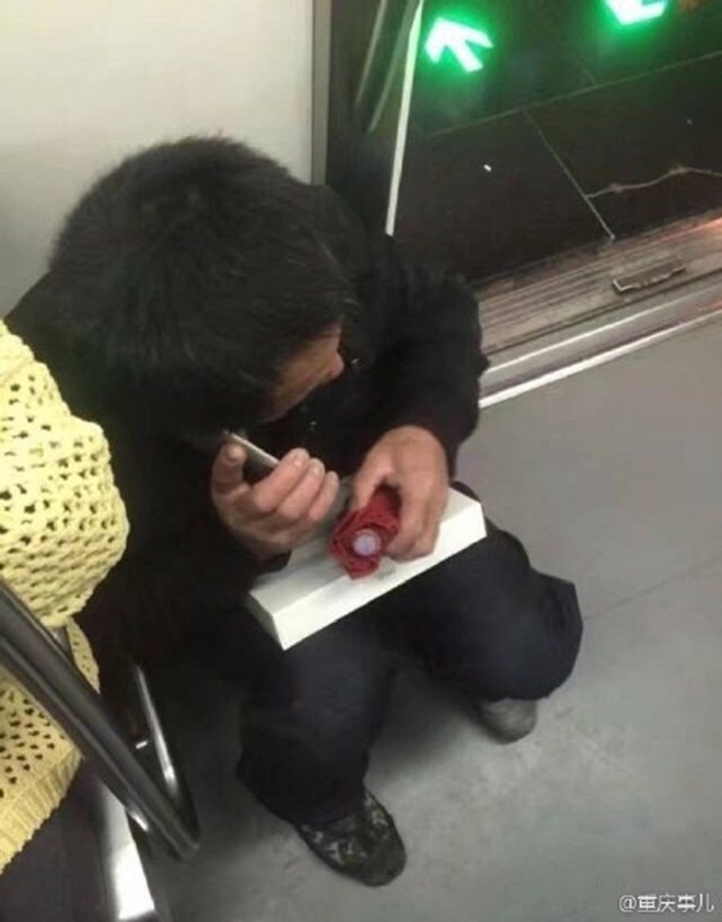 Người thợ xây nghèo ôm khư khư chiếc iPad dành dụm mua tặng con trên tàu điện ngầm khiến nhiều người xúc động - Ảnh 2.