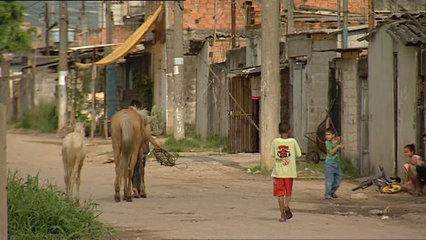 Chính quyền thành phố lớn nhất Brazil bị chỉ trích vì phát thực phẩm lạ cho trẻ em nghèo - Ảnh 3.